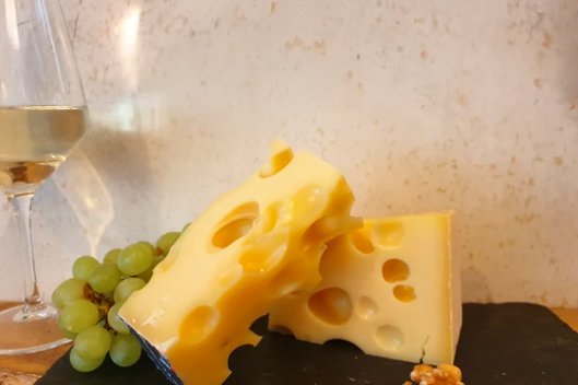 Wie kommen eigentlich die Löcher in den Käse? - Augustas Box